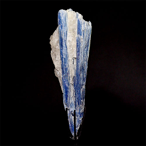 〔D135-1〕カイヤナイト ブラジル ミナスジェライス州 アラスアイ kyanite 原石 鉱物 結晶 台付【メール便不可】
