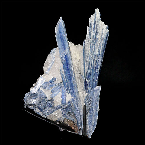〔D135-4〕カイヤナイト ブラジル ミナスジェライス州 アラスアイ kyanite 原石 鉱物 結晶 台付【メール便不可】