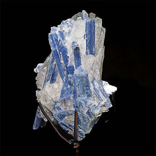〔D135-5〕カイヤナイト ブラジル ミナスジェライス州 アラスアイ kyanite 原石 鉱物 結晶 台付【メール便不可】