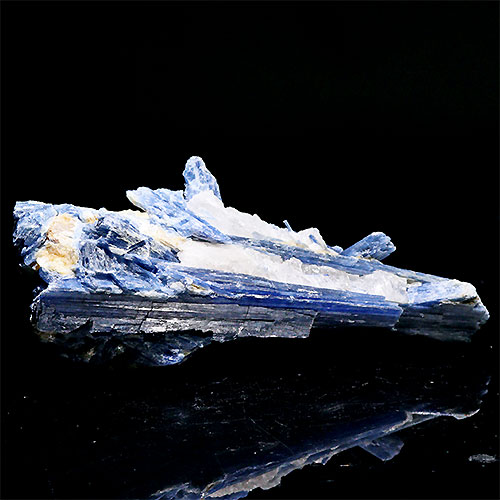 〔D138-1〕カイヤナイト ブラジル ミナスジェライス州 アラスアイ kyanite 原石 鉱物 結晶 台付【メール便不可】