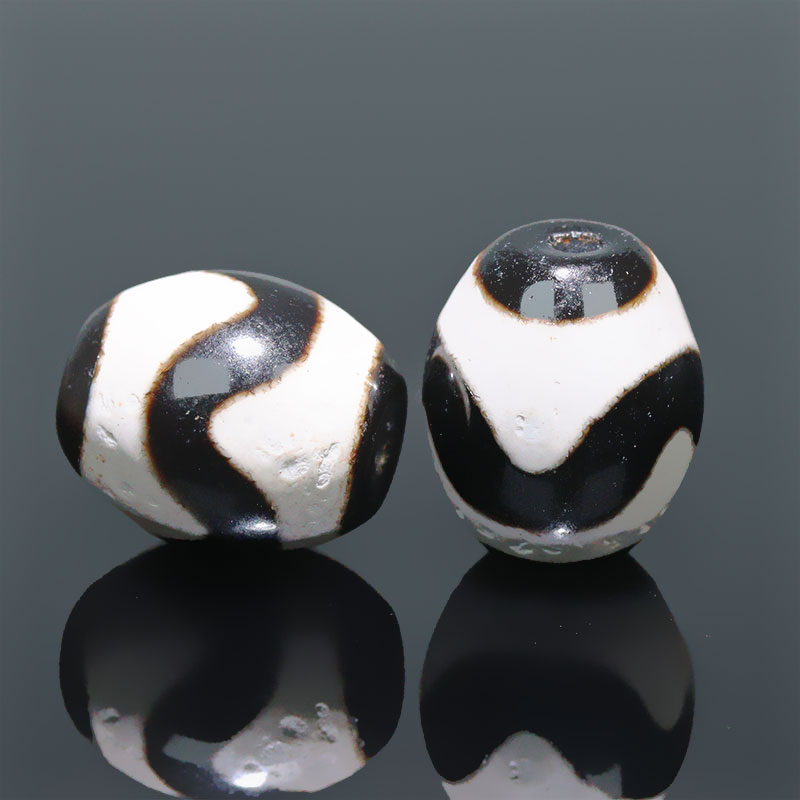 〔Z70-3〕【 天珠】約14x12mm 虎牙天珠 開運 風水 【ランダム発送】【FOREST 天然石 パワーストーン】