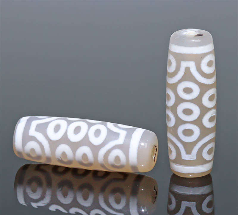 〔Z93-7〕【天珠】2個入り 約30x10mm 二十一眼天珠 白天珠 守り 開運 風水 【ランダム発送】